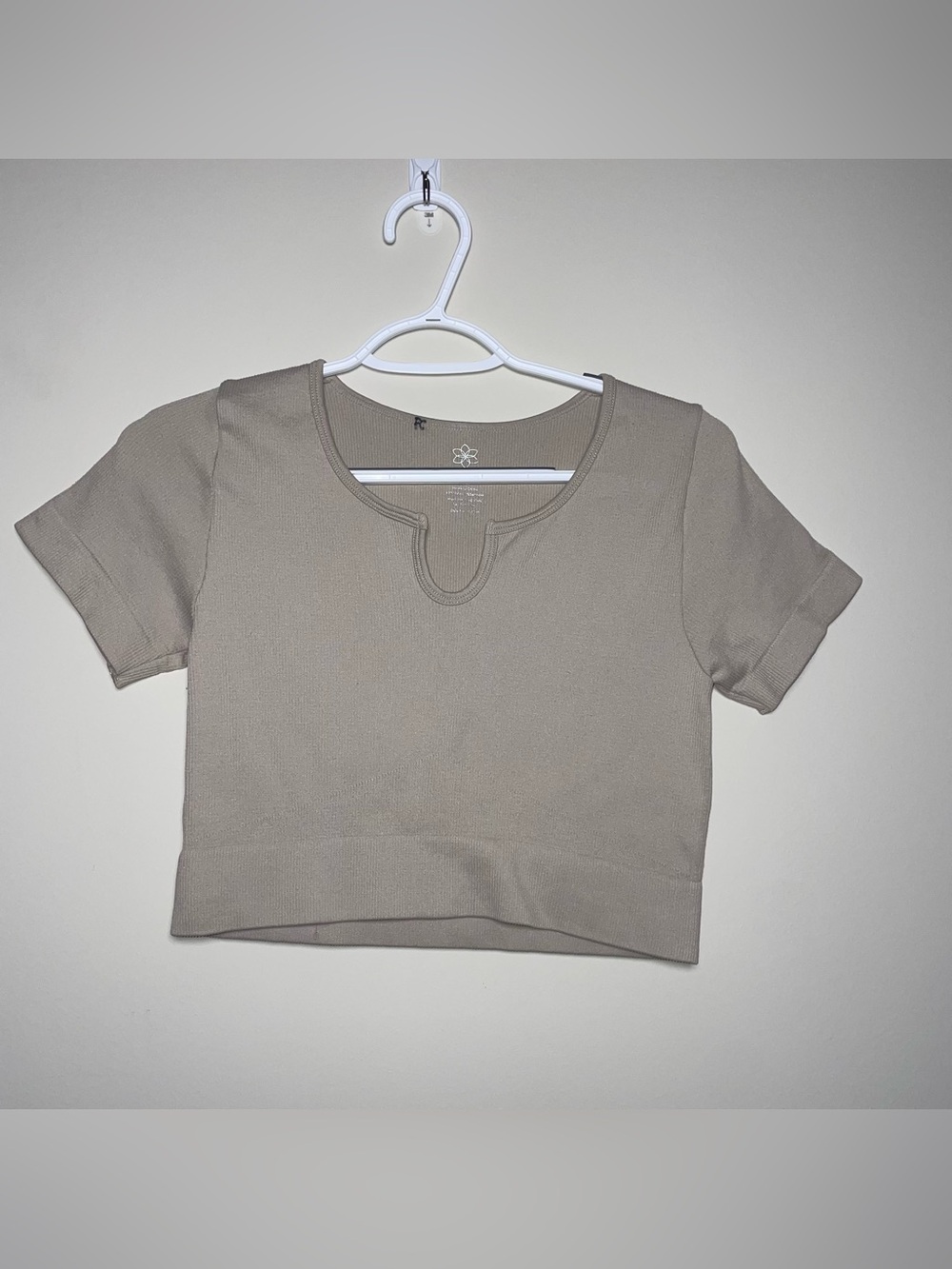 Aura XL/XXL Beige Ribbed Cutout Neckline Athleisure Crop Top Clean Girl Classic